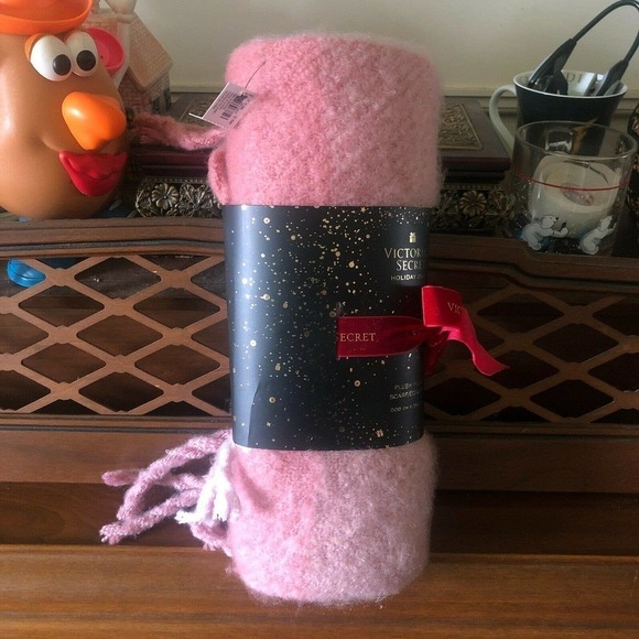 Victoria Secret Woman's Holiday 2020 Pink Plush Plaid Fringe Scarf 208X3… - Picture 2 of 8